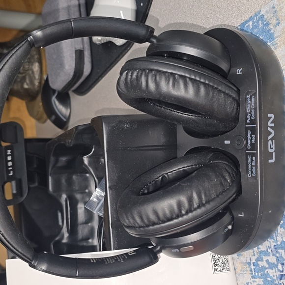 LEVN Bluetooth Headphones with Charging Dock - Picture 3 of 8